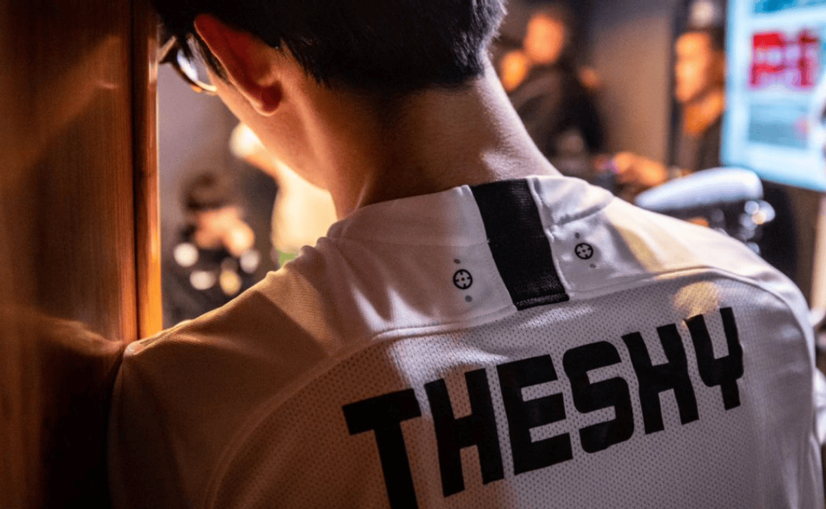 表情痛苦地 表情痛苦地